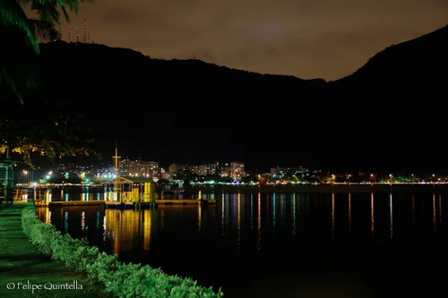 Shoreline of the Rodrigo de Freitas lagoon with the Corcovado mountain behind it