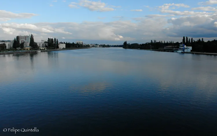 The Allier river, dividing the cities of Vichy and Bellerive-sur-Allier