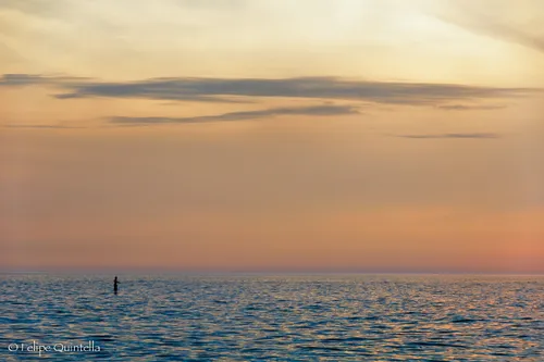 Guy doing stand-up paddle at the Ipanema beach